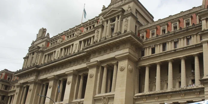 La Corte Suprema convocó a conjueces para definir la validez de la derogación de la Ley de Tierras